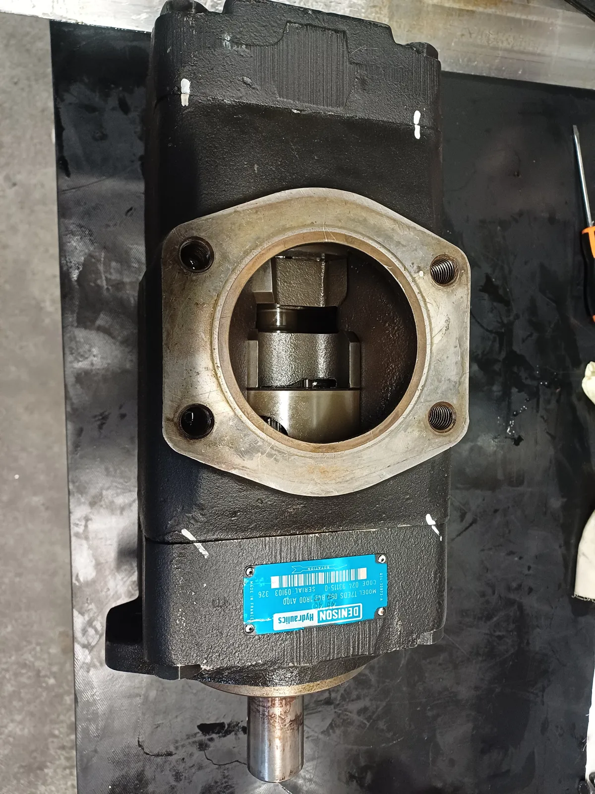 Pompa łopatkowa Denison Hydraulics T7EDS z odsłoniętym wnętrzem przed regeneracją